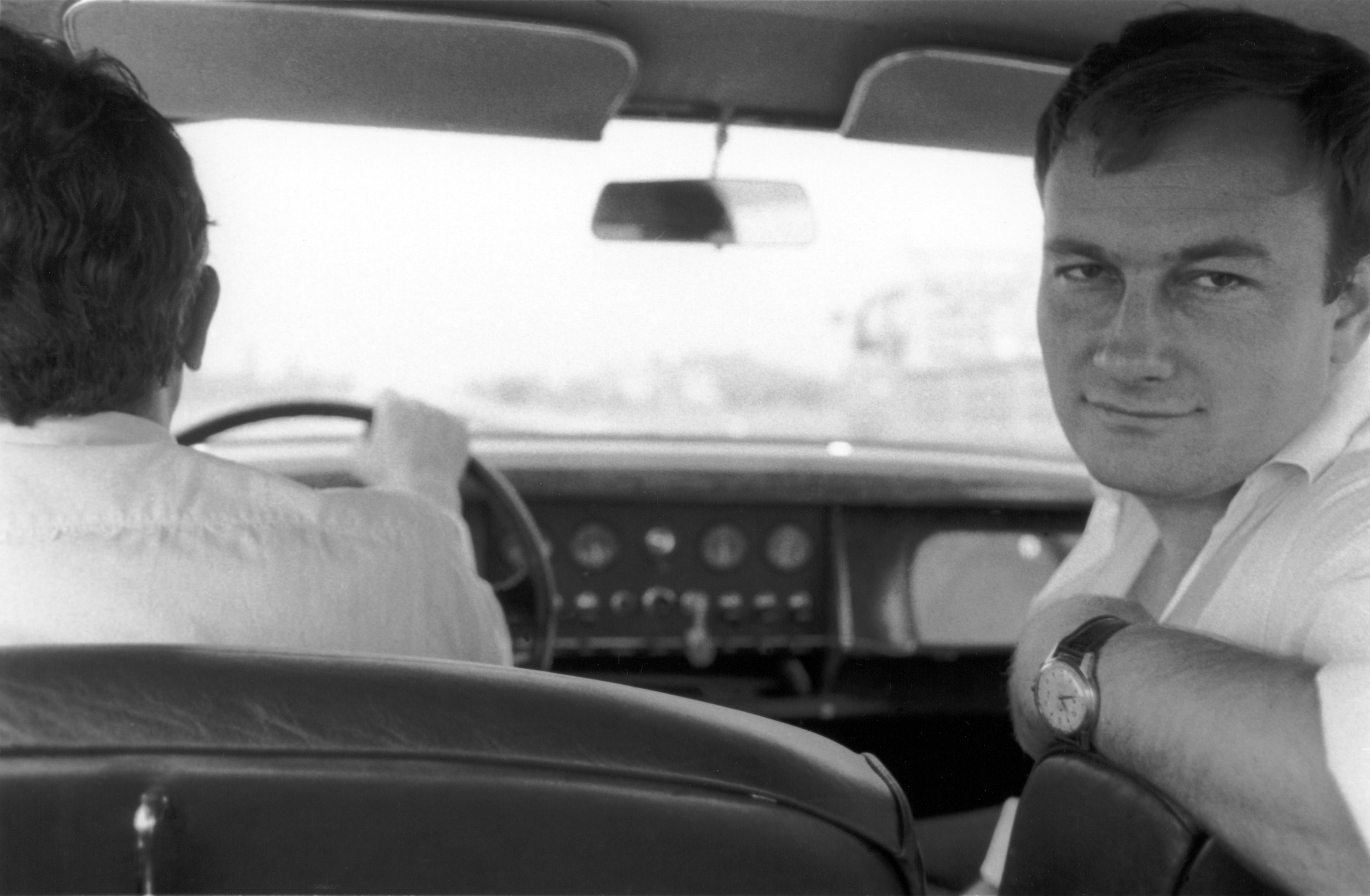 Roger Vailland au volant de sa Jaguar, avec Marc Garanger, 1963.